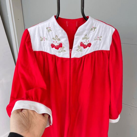 VTG 60s 70s Red Strawberry Embroidered Housecoat Zip Robe Cottagecore Mumu - Picture 1 of 9